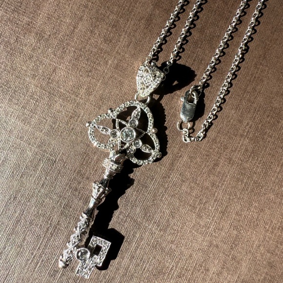 Elegant 14k White Gold Diamond Key Pendant Necklace - Picture 2 of 9